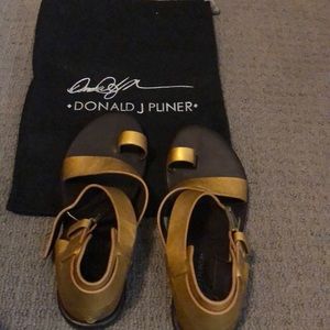 Size 71/2 gold Donald J Pliner sandals.Beautiful,great shape,sole has cushion